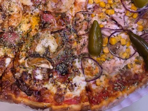Pizza queso de cabra y mexicana