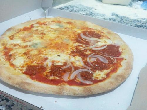 Pizza Cuatro Quesos y Bolonesa